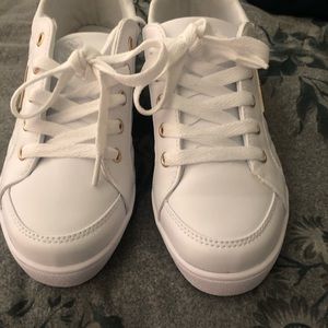 Daisy Fuentes white sneakers size 6